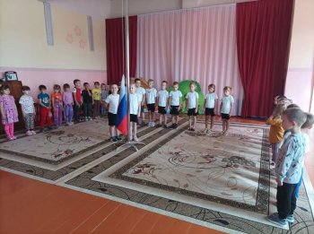 Поднятие государственного флага